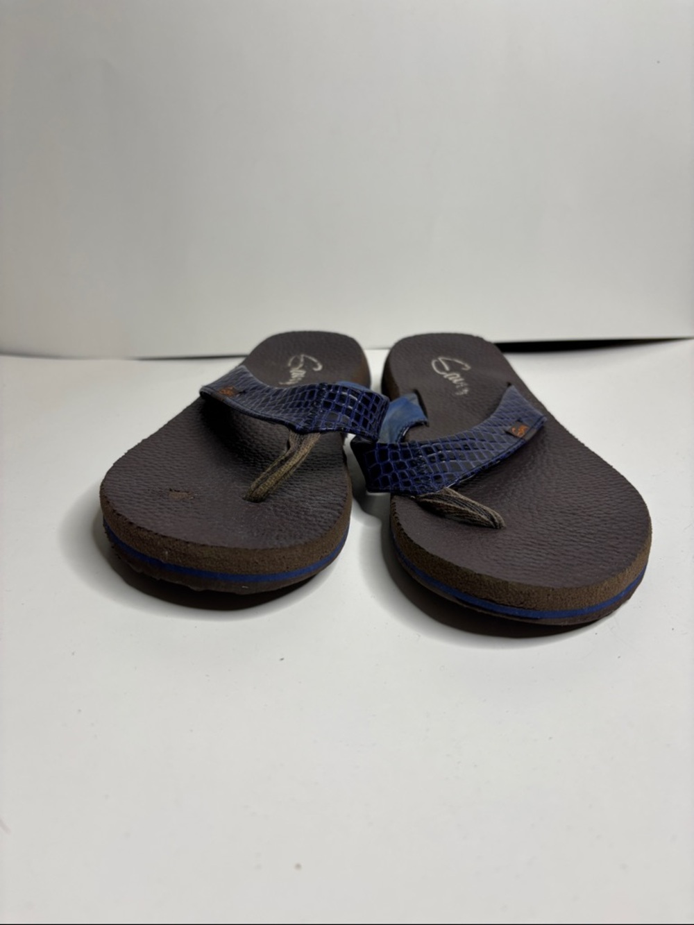 Savvy size 10 Women's Blue Croc-Texture Flip Flop Sandals - Picture 6 of 9